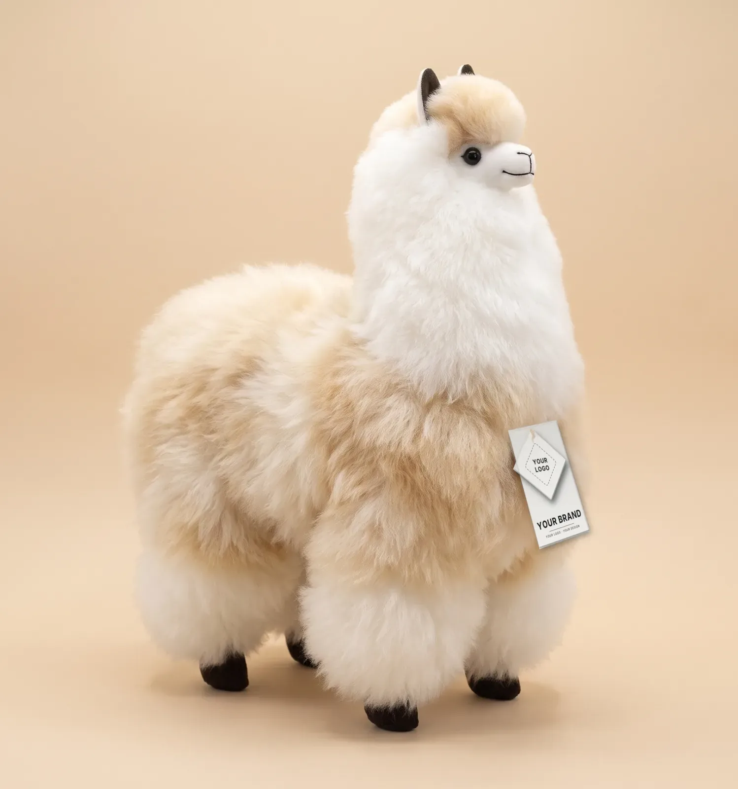 Una alpaca Naturals con una etiqueta colgante que dice Your Brand