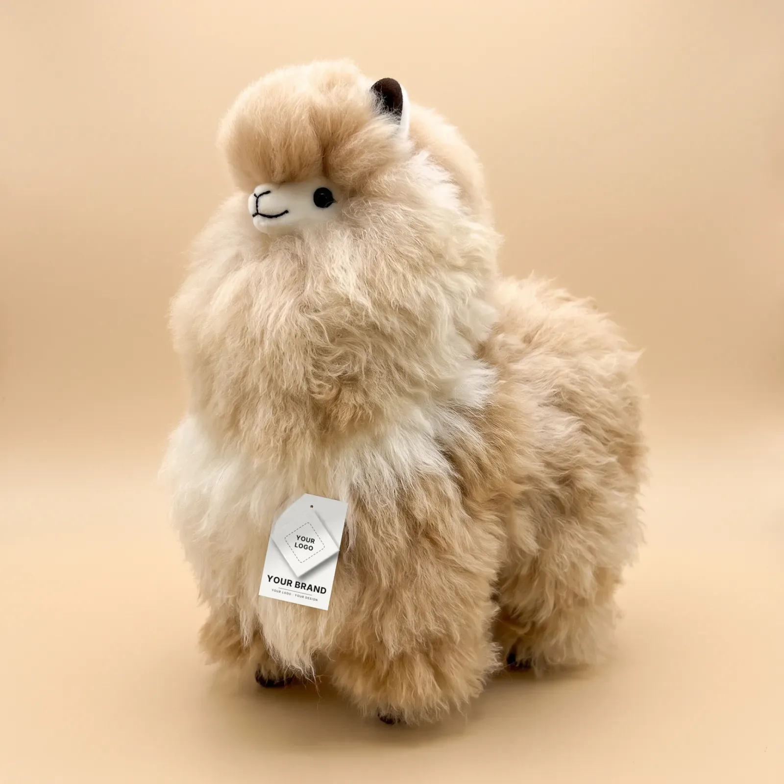 Una alpaca Untrimmed con una etiqueta colgante que dice Your Brand