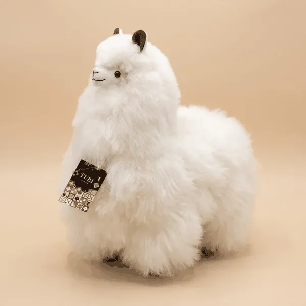 Un peluche de piel de alpaca con una etiqueta de Tubi, mostrado en los distintos tonos naturales